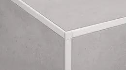 Esquina alicatada cer&aacute;mica beige con perfil de remate en blanco