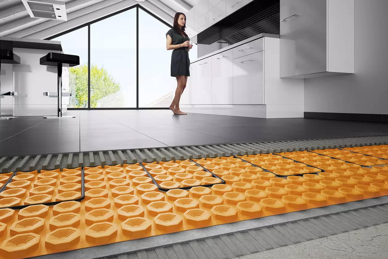 DITRA-HEAT-DUO in woonruimte als oppervlakteverwarming op de vloer onder grote tegels gelegd.