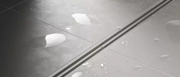 Inloopdouche met de variabel in te korten douchegoot Schl&uuml;ter-KERDI-LINE-VARIO in de designvariant WAVE.