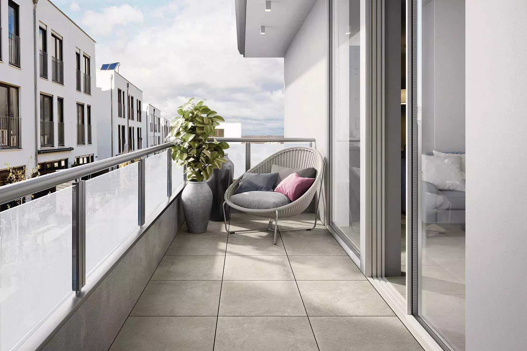 Een balkon met lichtgrijze tegels en een melkachtig windscherm, met achterin een plant en een lounge-zetel