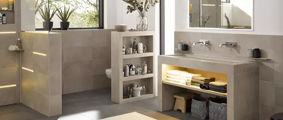 Koupelna s n&aacute;vrhem umyvadla s použit&iacute;m prvků Schl&uuml;ter-KERDI-BOARD-W a WC přep&aacute;žkou KERDI-BOARD.
