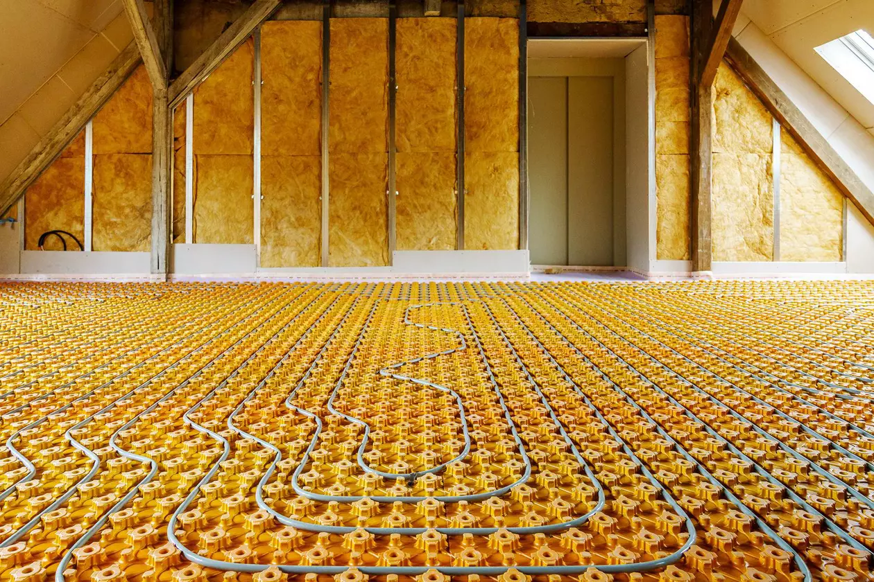 Pose en r&eacute;novation de tuyaux de chauffage sur les panneaux &agrave; plots BEKOTEC-THERM du Palais de Steinberg &agrave; Mei&szlig;en