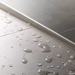Douche &agrave; l’italienne avec profil&eacute; en pente lat&eacute;ral en acier inoxydable bross&eacute;