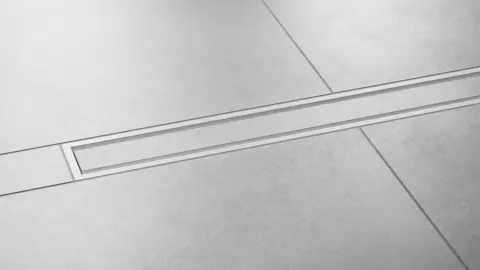 Zuhanyz&oacute; TRENDLINE bevonat&uacute; Schl&uuml;ter-KERDI-LINE-C foly&oacute;k&aacute;val