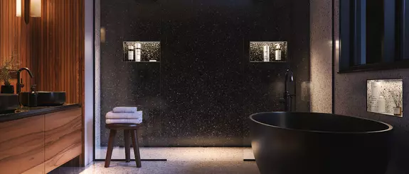 Badezimmer bei Nacht mit doppelter Dusche, warmem Licht und beleuchteten Nischen