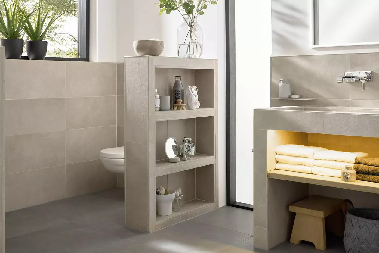 B&eacute;žov&aacute; koupelna s n&aacute;vrhem umyvadla s použit&iacute;m prvků Schl&uuml;ter-KERDI-BOARD-W a WC přep&aacute;žkou KERDI-BOARD.