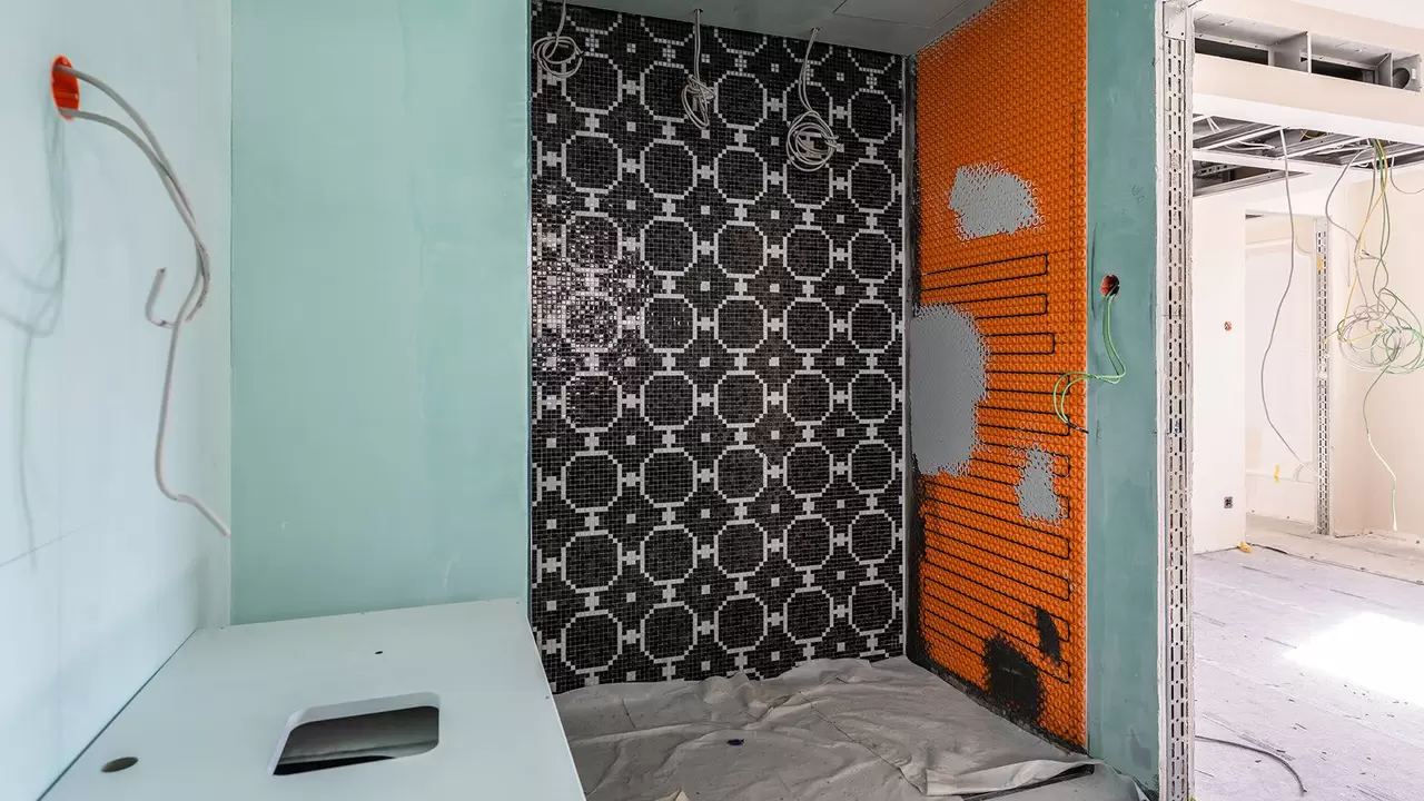 Badkamer in renovatietoestand in het historische gedeelte van het hotel met een DITRA-HEAT-E-verwarming aan de rechter douchewand