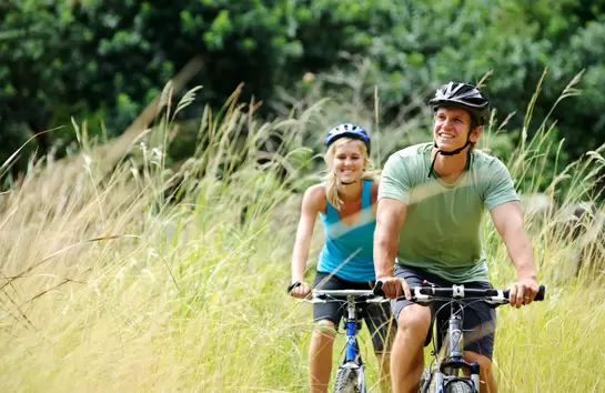 Ein Mann und eine Frau fahren zusammen Fahrrad