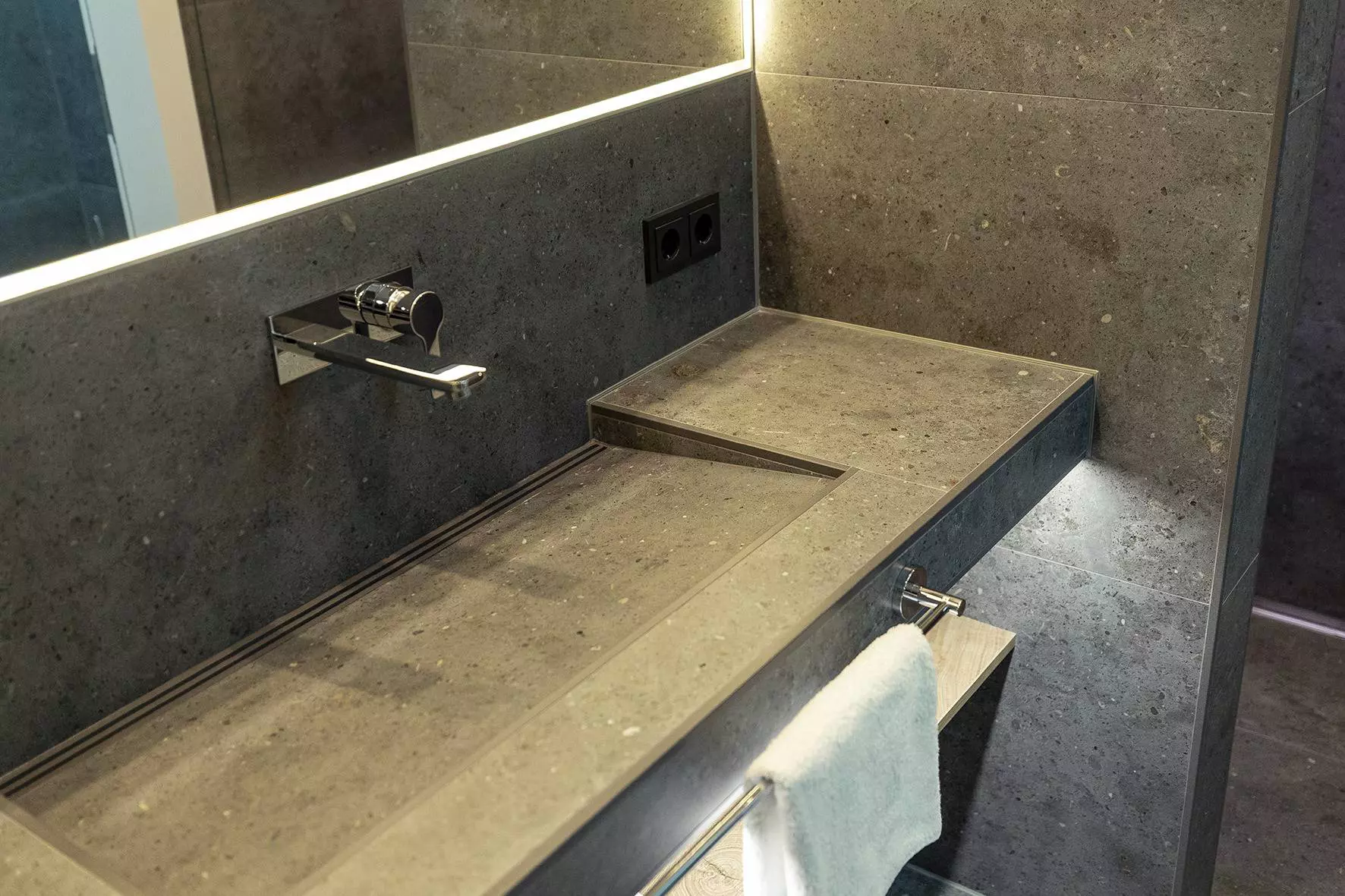 Espace lavabo carrel&eacute; grand format dans les sanitaires d’un h&ocirc;tel