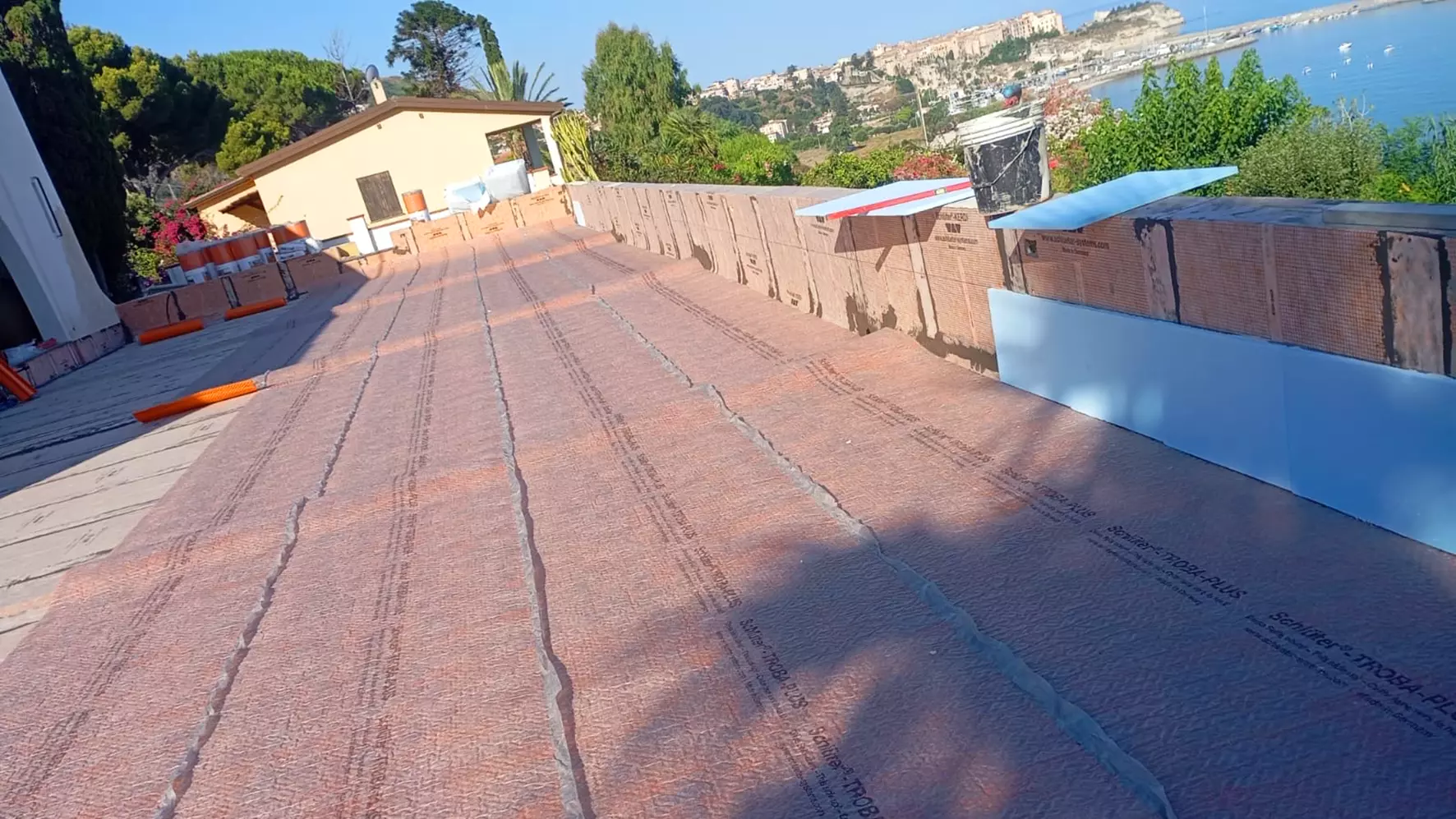una terrazza sul tetto sotto un cielo azzurro, rivestita con membrane impermeabilizzanti Schl&uuml;ter-TROBA-PLUS