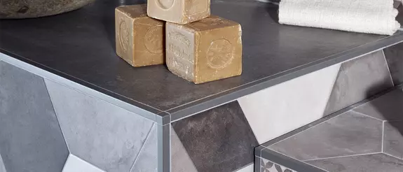 Perfiles de protecci&oacute;n de cantos en colores TRENDLINE en un cuarto de ba&ntilde;o.
