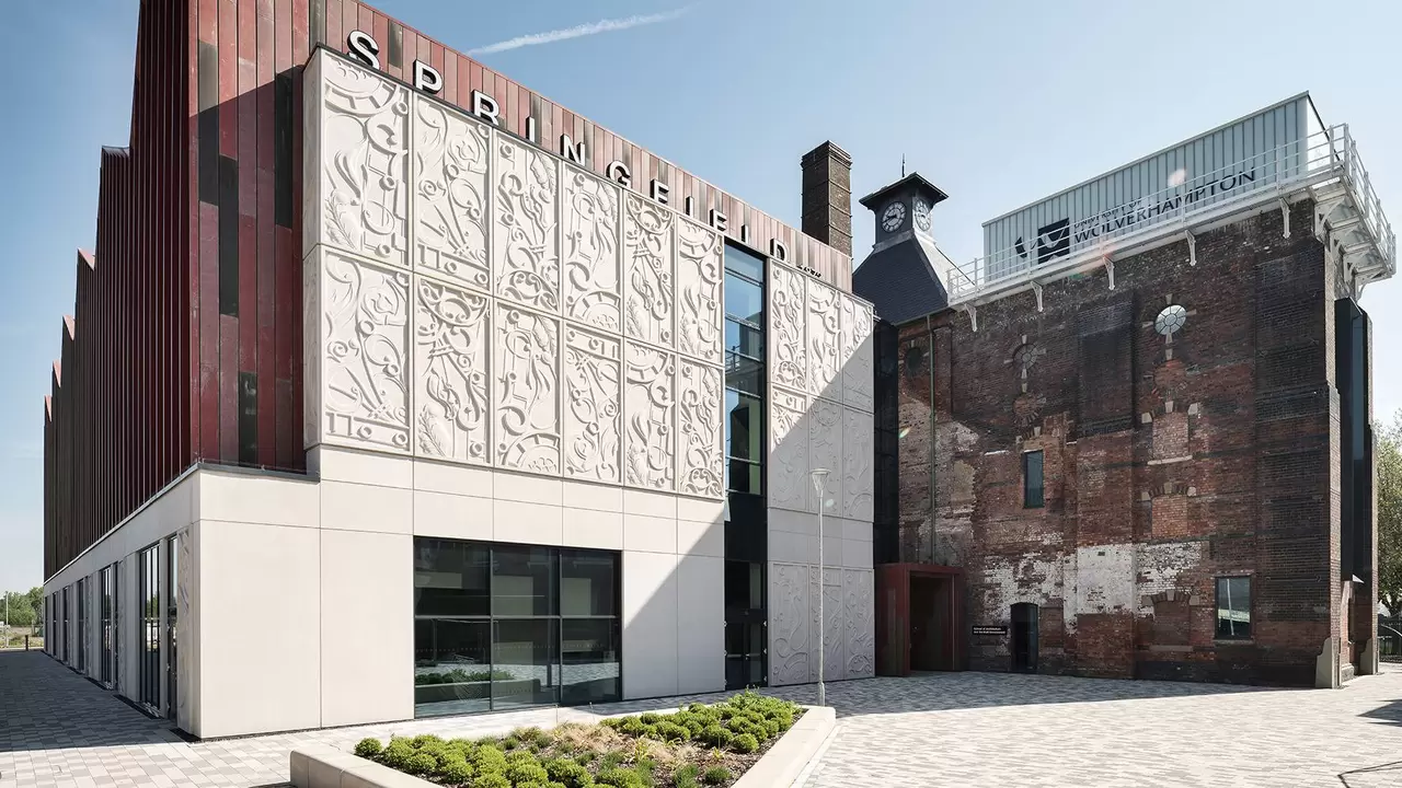 Vista exterior del campus universitario &laquo;School of Architecture and Built Environment&raquo; de Wolverhampton.