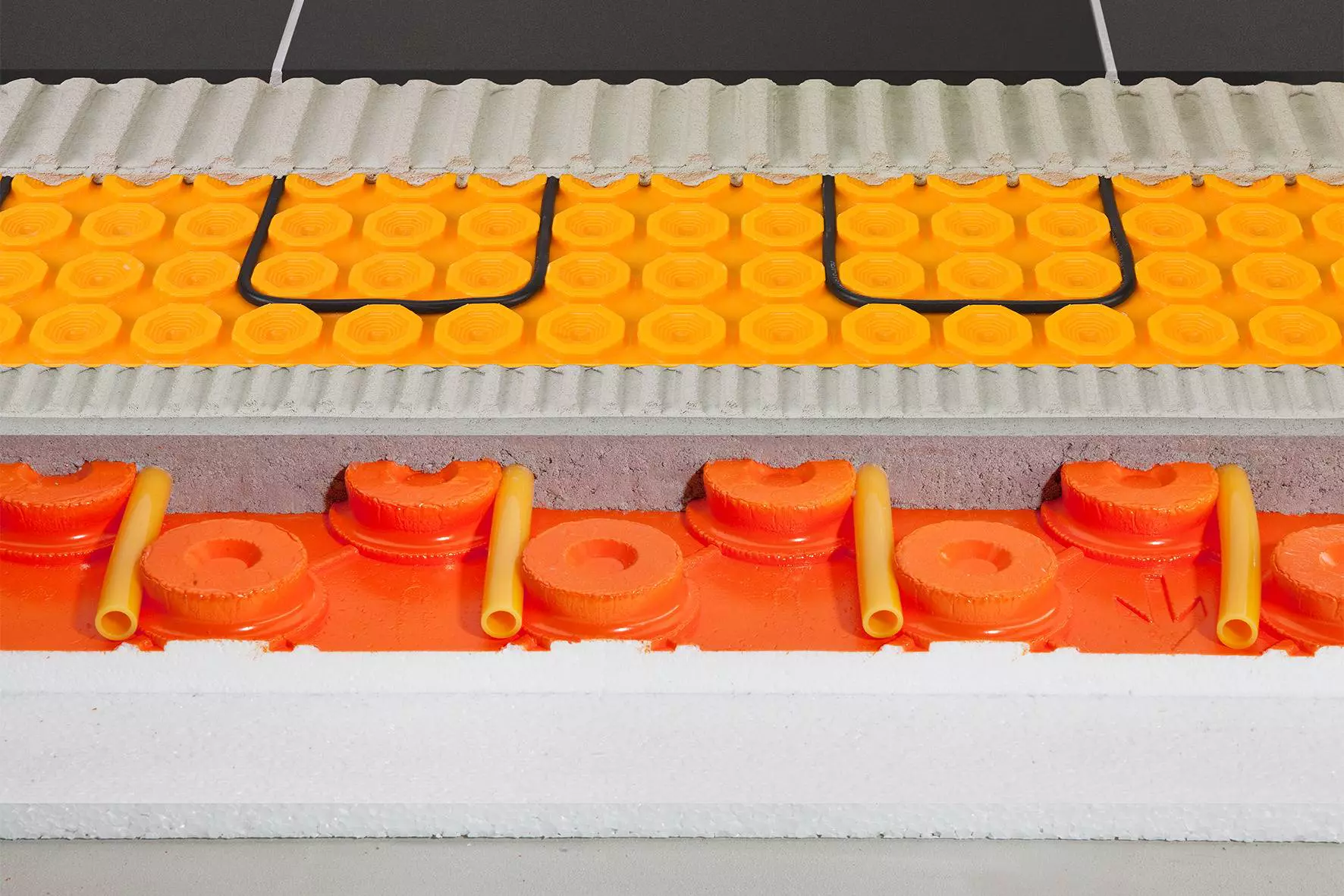 Vista capa por capa de un pavimento flotante con calefacci&oacute;n por suelo radiante hidr&aacute;ulico, control el&eacute;ctrico de temperatura y recubrimiento cer&aacute;mico