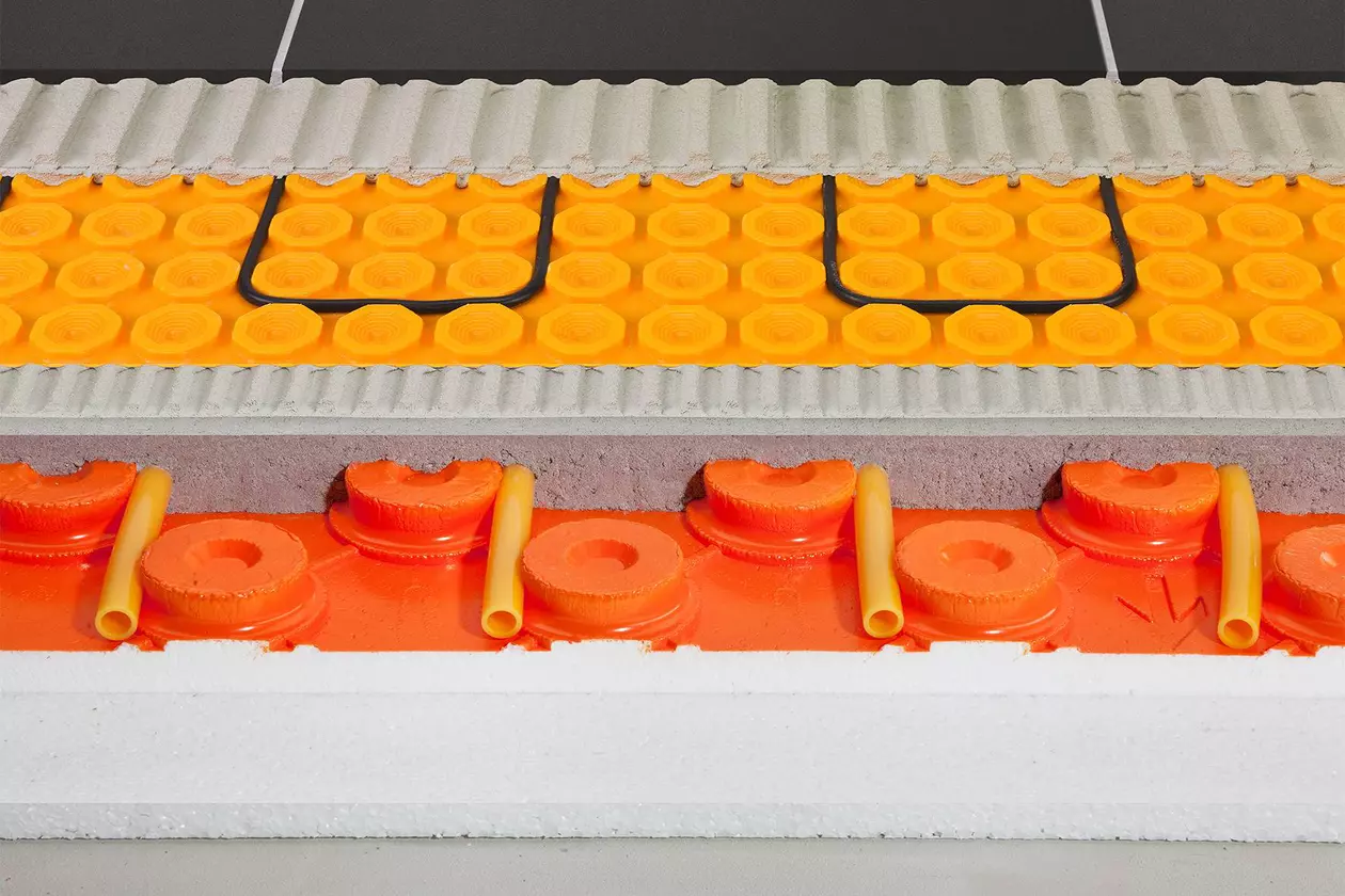 Vue couche par couche d'une structure de sol avec chauffage au sol &agrave; eau, r&eacute;gulation &eacute;lectrique de la temp&eacute;rature et rev&ecirc;tement carrel&eacute;