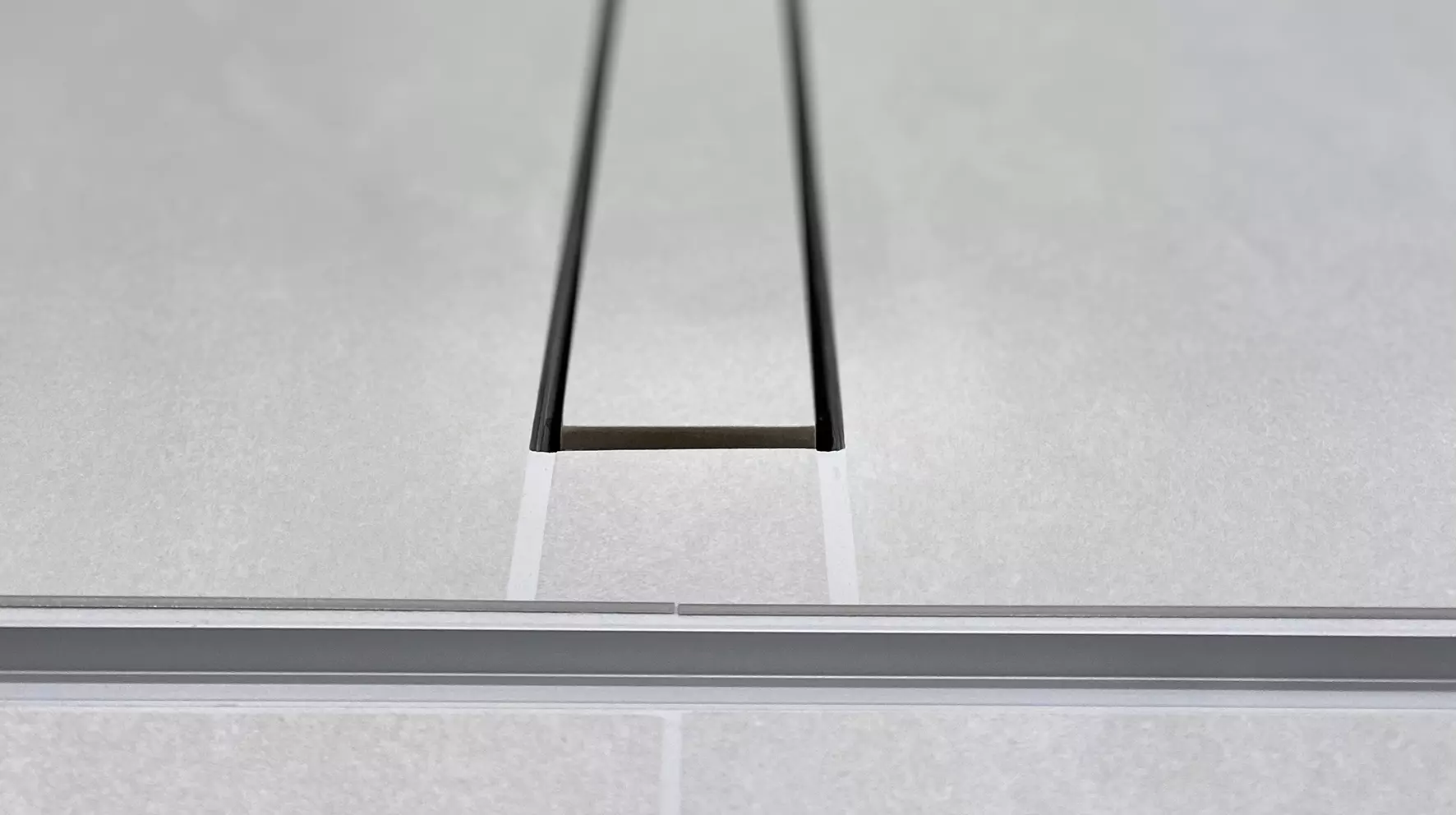 Primer plano lateral de un desag&uuml;e lineal