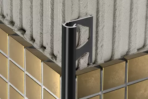 Vue d&eacute;taill&eacute;e du Schl&uuml;ter-RONDEC-AC en finition MGS pour angles sortants de murs et plinthes.