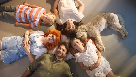 F&uuml;nf Menschen und ein Hund schauen lachend in die Kamera f&uuml;r die Schl&uuml;ter-TV-Kampagne. 