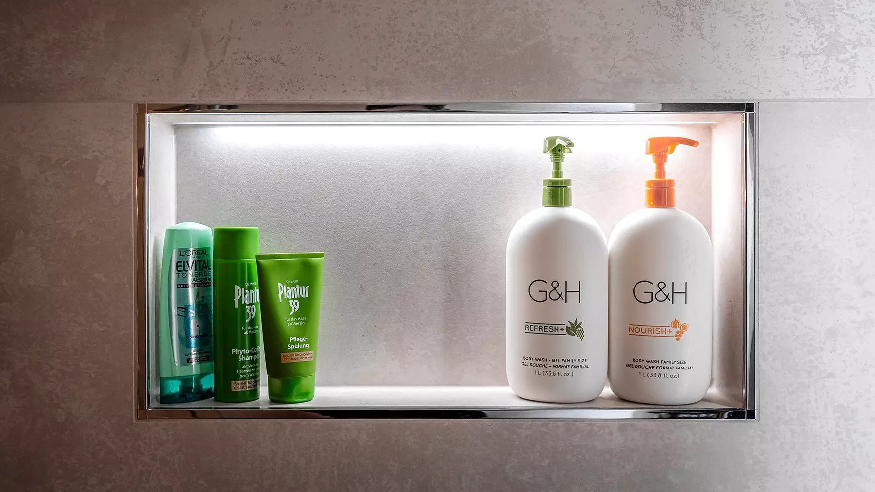Niche &eacute;clair&eacute;e avec accessoires de bain