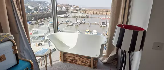 Vistas al puerto desde una habitaci&oacute;n del &laquo;East Quay Pods&raquo;, Reino Unido.
