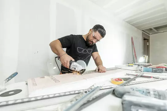 Twee bouwplanners overleggen met betrekking tot een bouwproject waar systeemoplossingen van Schl&uuml;ter-Systems worden gebruikt.