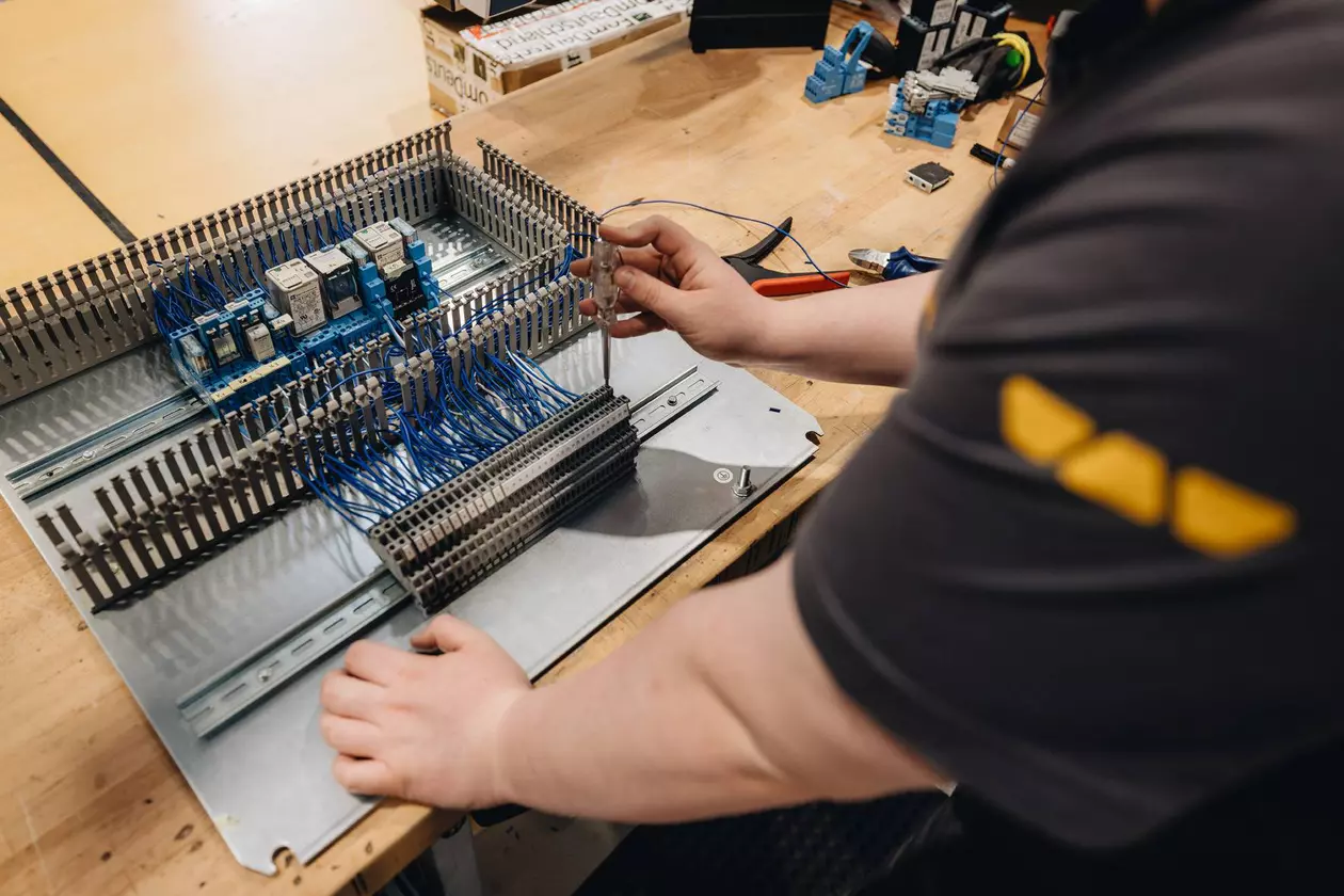 Mechatonik-Azubi besch&auml;ftigt sich mit einem elektronischen Werkst&uuml;ck