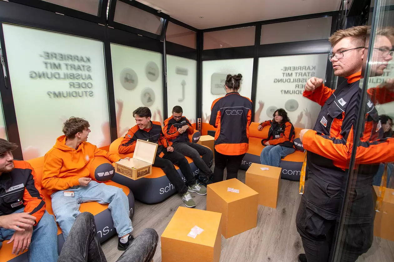 Vue de l’espace d&eacute;tente de l’AzubiBox avec des apprentis