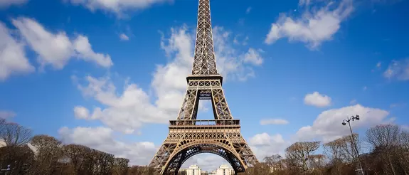 Buitenaanzicht van de Eiffeltoren tegen de blauwe lucht