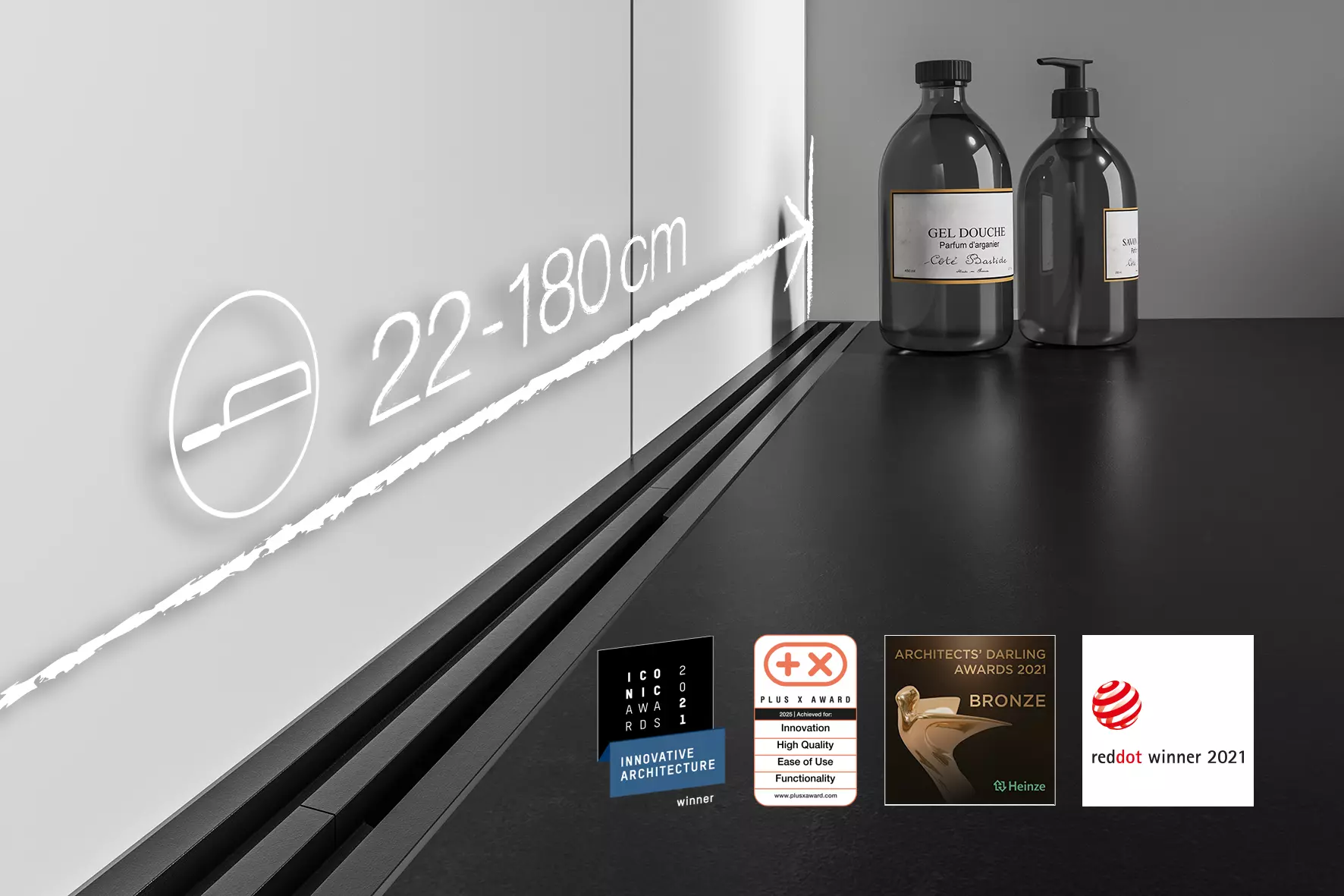 Gros plan sur une douche avec carrelage au sol de couleur noire, carrelage mural de couleur gris clair et caniveau KERDI-LINE-VARIO WAVE en finition TRENDLINE MGS, noir graphite mat.