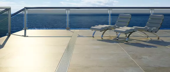Balkon met zicht op zee, ligstoelen en afwateringsgoot Schl&uuml;ter-TROBA-LINE-TL.