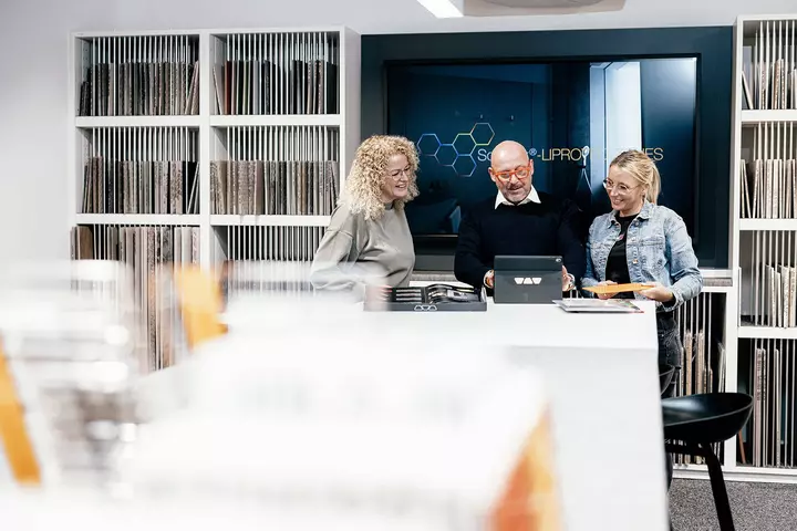 Schl&uuml;ter-Systems Giving advice to customers