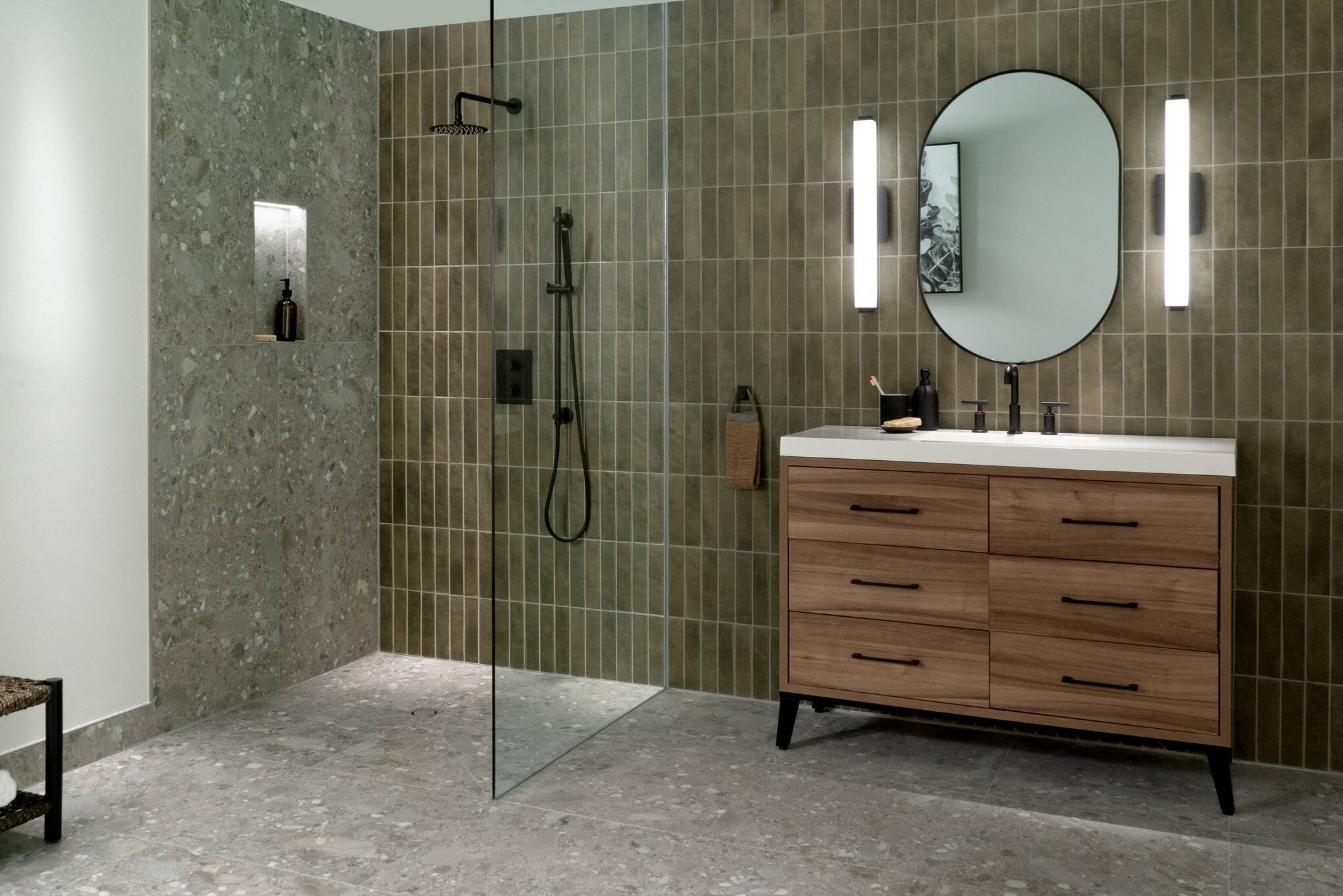 Douche incluant une niche de douche avec éclairage à DEL, vanitée de bois et mur en céramique