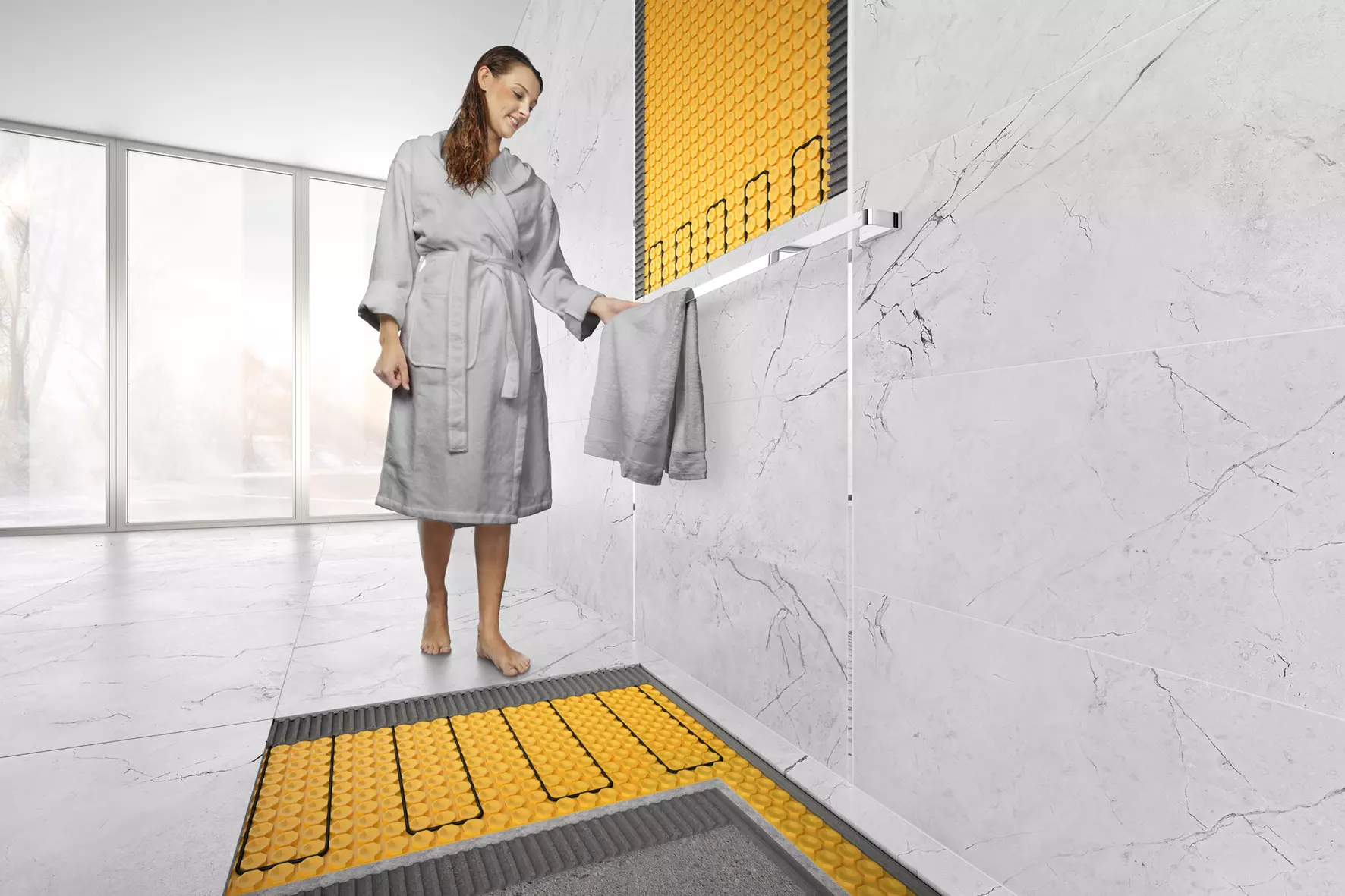 Elektrische oppervlakteverwarming DITRA-HEAT-E aan de wand en op de vloer ge&iuml;nstalleerd.