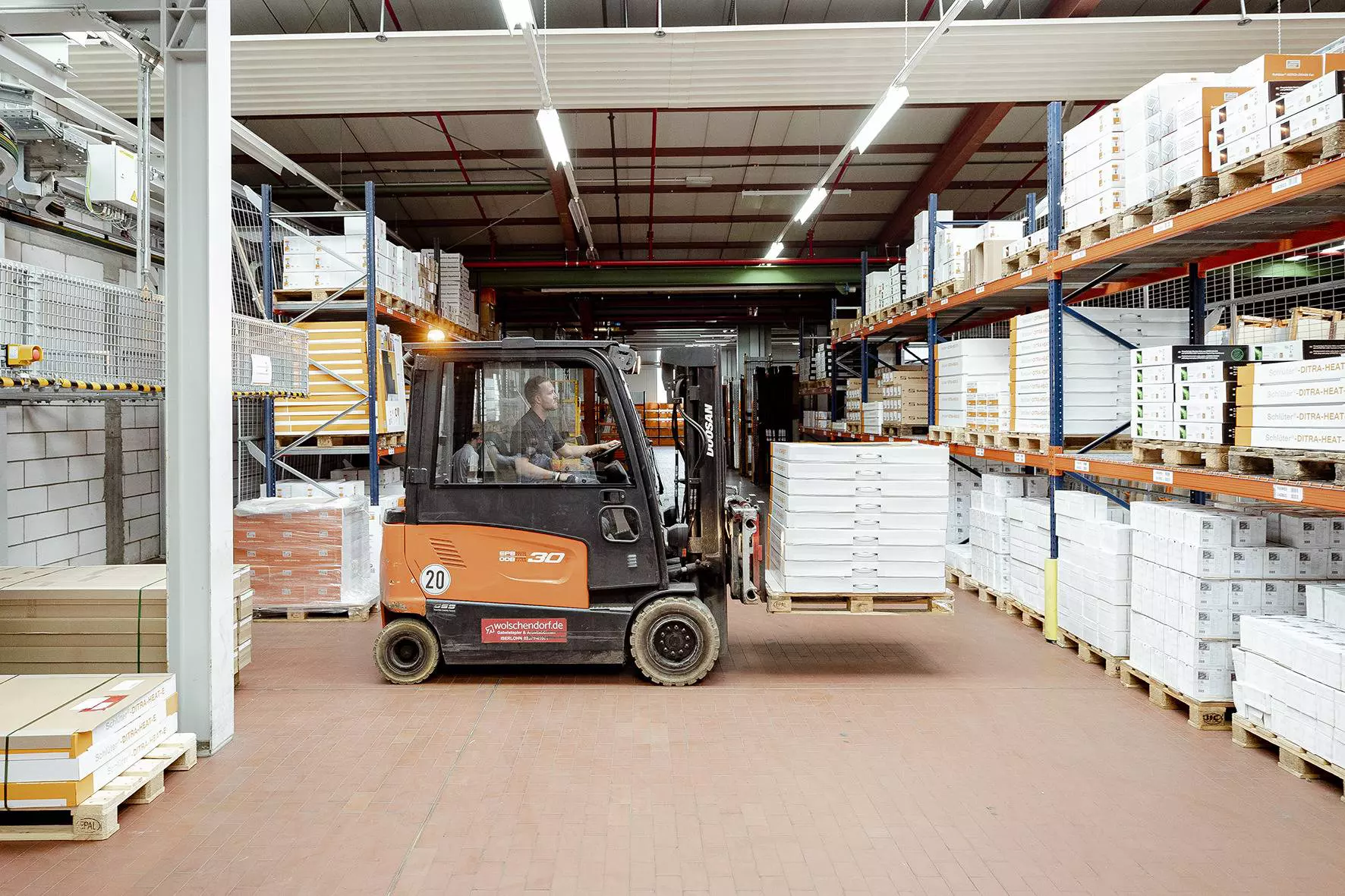 Binnenaanzicht van een Schl&uuml;ter-Systems-magazijn, waar enkele producten worden opgeslagen.
