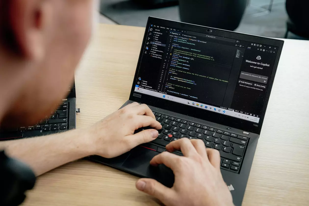 Azubi arbeitet an Laptop