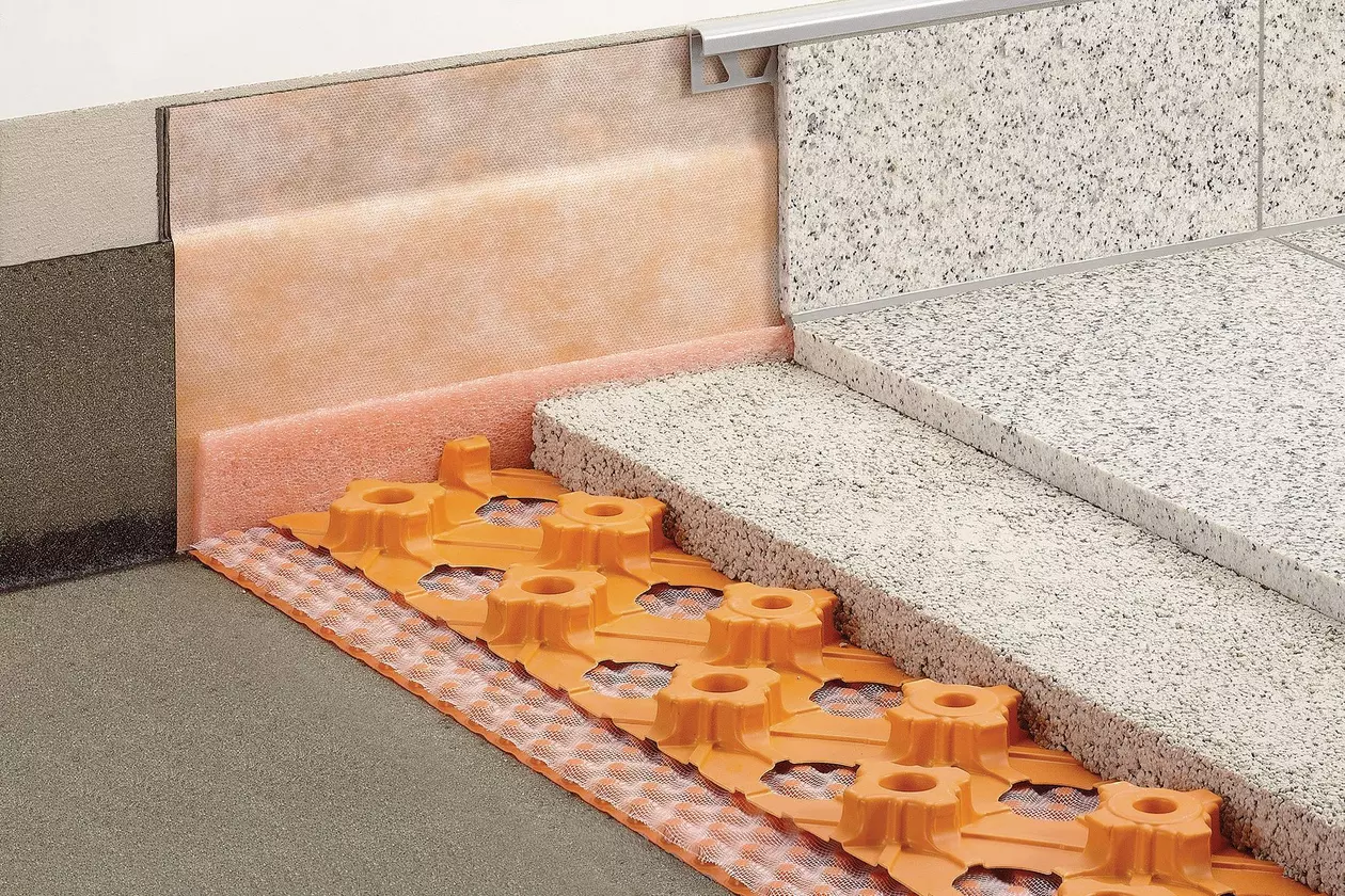 Schl&uuml;ter-Systems Dachterrassenaufbau C.4 D&uuml;nnschichtige Belagskonstruktion im M&ouml;rtelbett, BEKOTEC-DRAIN und M&ouml;rtelbettverlegung auf Fl&auml;chendrainage mit TROBA-PLUS 8G