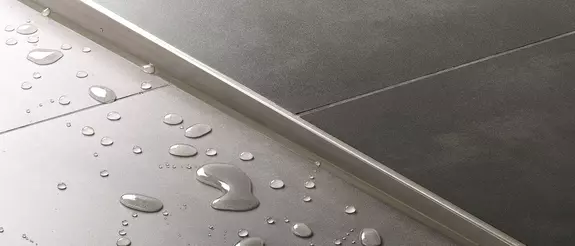 Detailaanzicht van een SHOWERPROFILE-systeem in een inloopdouche.