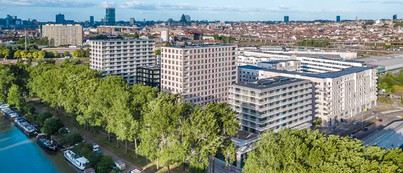 Au&szlig;enansicht der City Dox Appartementh&auml;user in Br&uuml;ssel an einem Kanal
