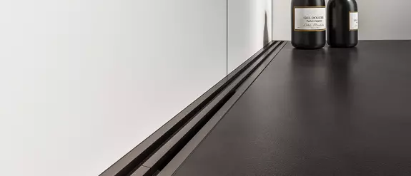 Drenaje lineal Schl&uuml;ter-KERDI-LINE-VARIO WAVE en color negro texturizado TRENDLINE.