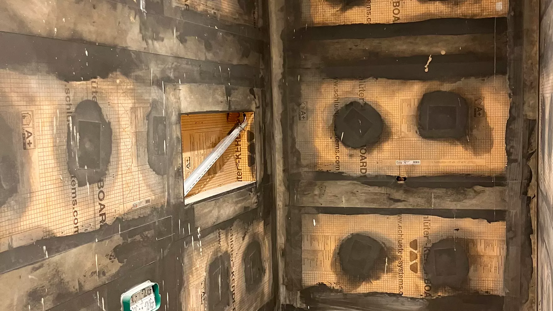 Bathroom wall with KERDI-BOARD backerboard and a prefabricated Schl&uuml;ter niche