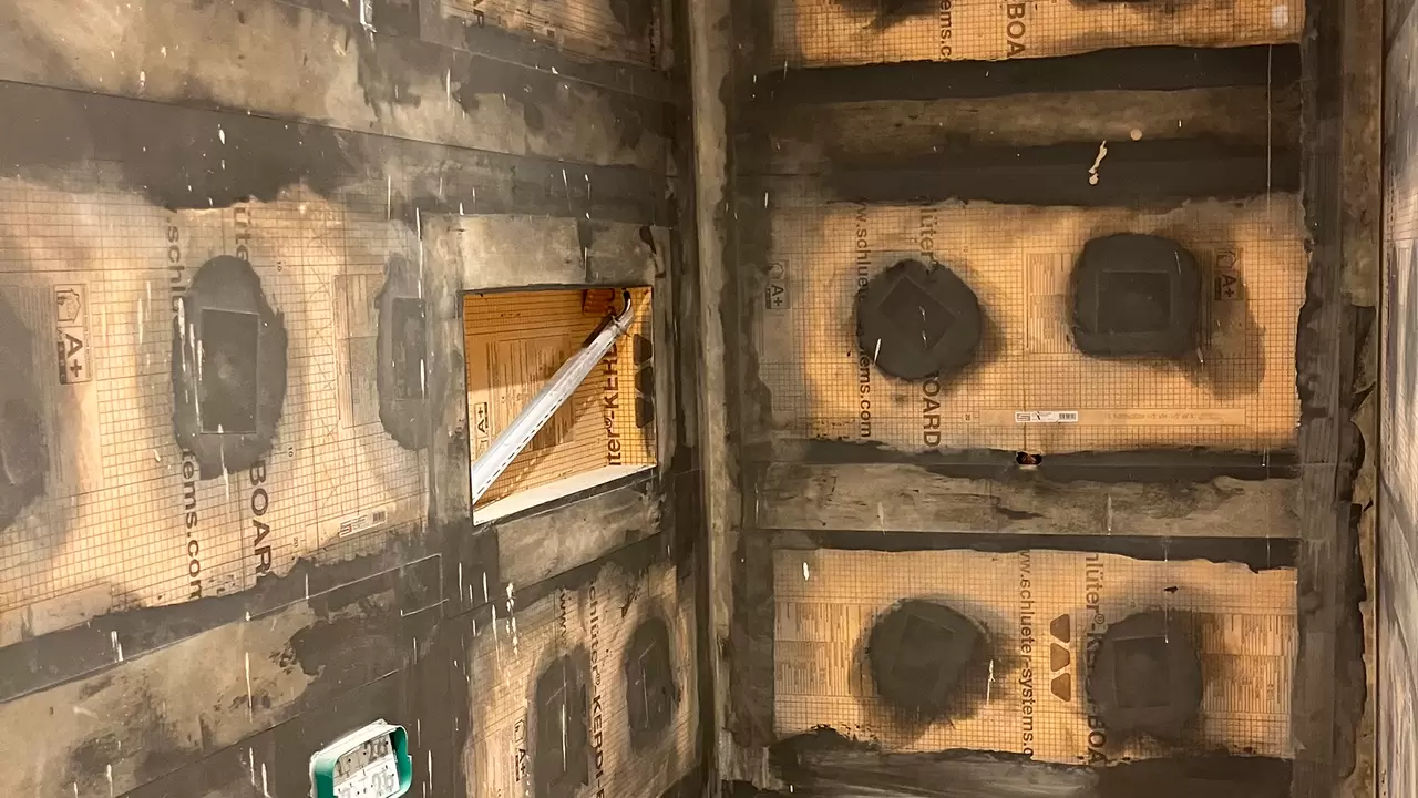 Bathroom wall with KERDI-BOARD backerboard and a prefabricated Schl&uuml;ter niche