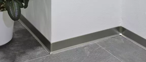 Elegant, zilverkleurig plintprofiel van de serie Schl&uuml;ter-DESIGNBASE.