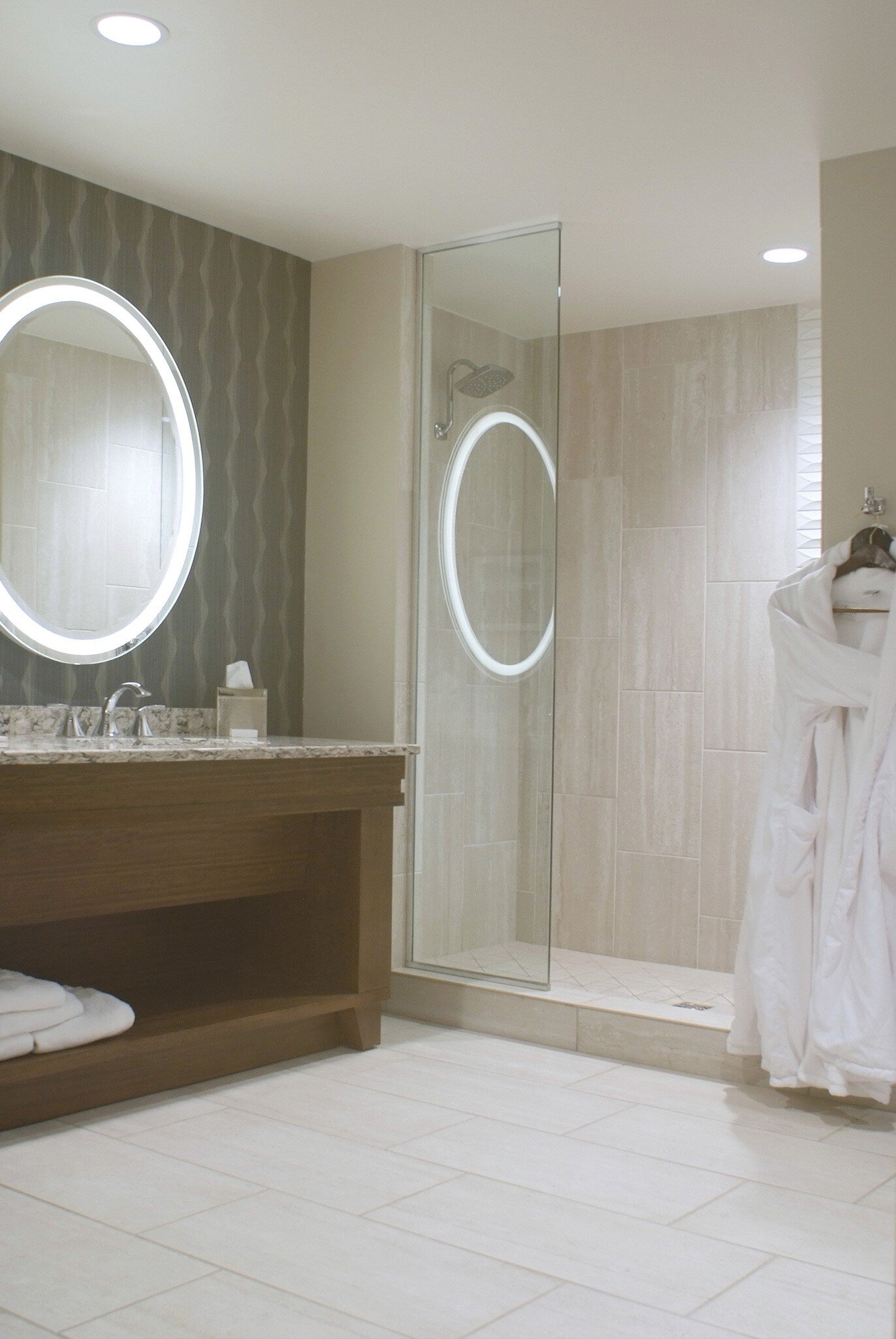 Salle de bain fabriquée avec des produits pour douches Schluter Systems dans la chambre supplémentaire du Choctaw Casino & Resort.