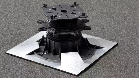 Een Schl&uuml;ter-TROBA-LEVEL-PLS 6 pad van rubbergranulaat op een donker zandbed met een ingeplugde TROBA-LEVEL-PLV 60