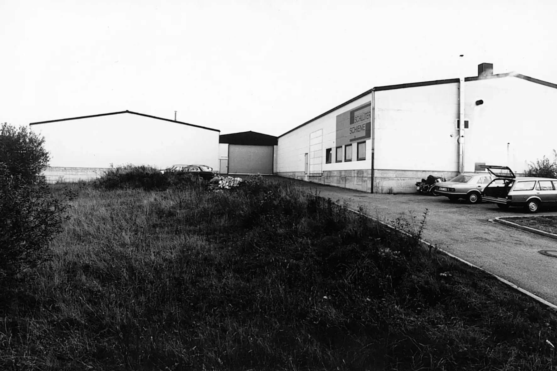 Schwarzwei&szlig;-Au&szlig;enaufnahme des Firmengeb&auml;udes von Schl&uuml;ter-SCHIENE in den fr&uuml;hen 1980er Jahren