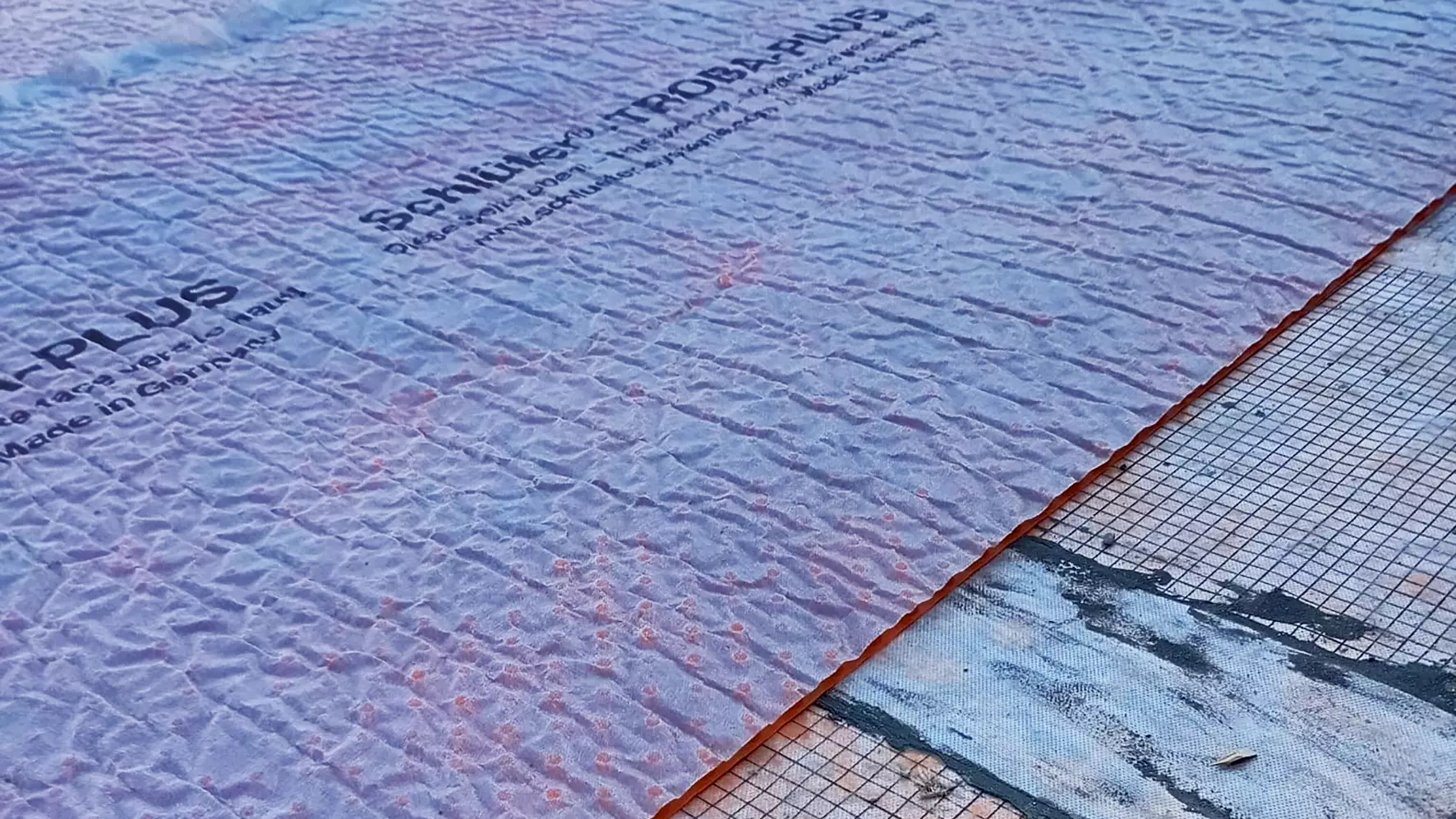 Transizione tra un drenaggio superficiale TROBA-PLUS e la membrana impermeabilizzante KERDI posata sottostante