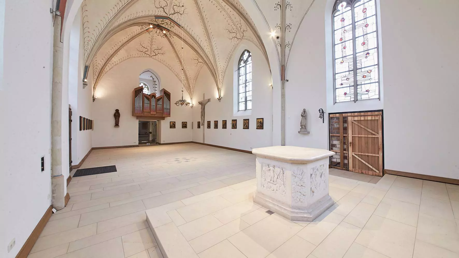 Aanzicht van de binnenruimte van de kapel met vernieuwde vloerbekleding