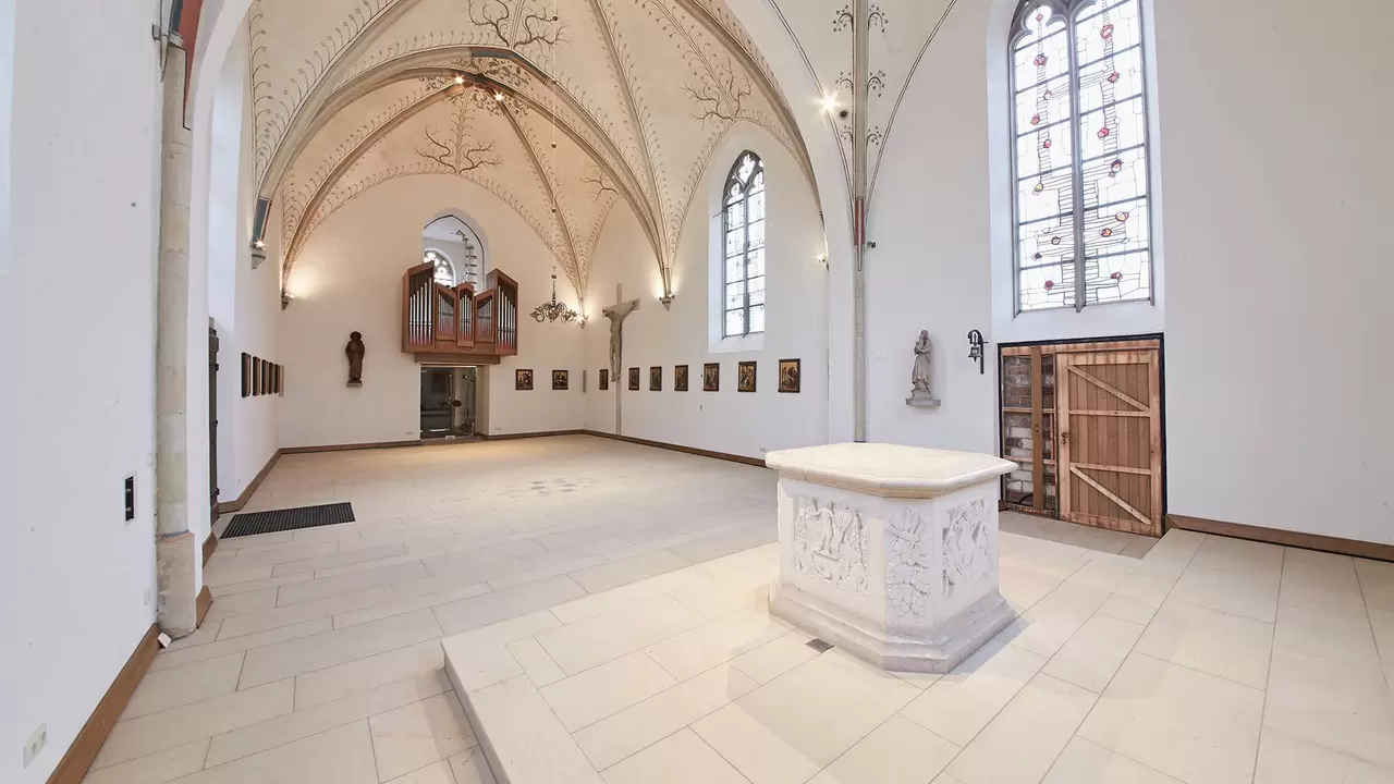 Vista del interior de la capilla con el renovado pavimento