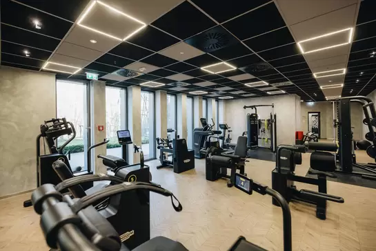 EInblick in den gro&szlig;en und modernen Fitnessbereich mit Kraftparcours, Cardio-Ger&auml;ten, Freihantelbereich, Kursraum und vielem mehr