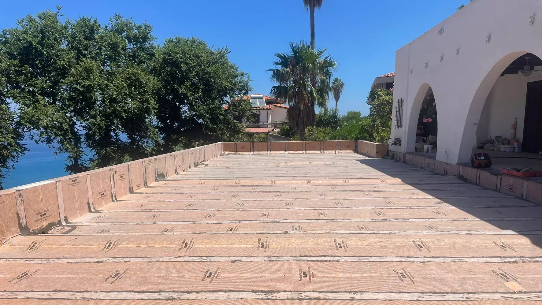 una terrazza sul tetto sotto un cielo azzurro, rivestita con membrane impermeabilizzanti Schl&uuml;ter-KERDI