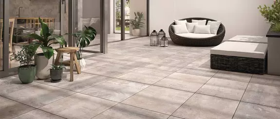 Terras met los geplaatste tegels en loungemeubels